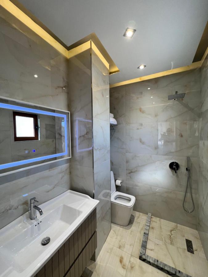Kamberi & 2* Velipojë