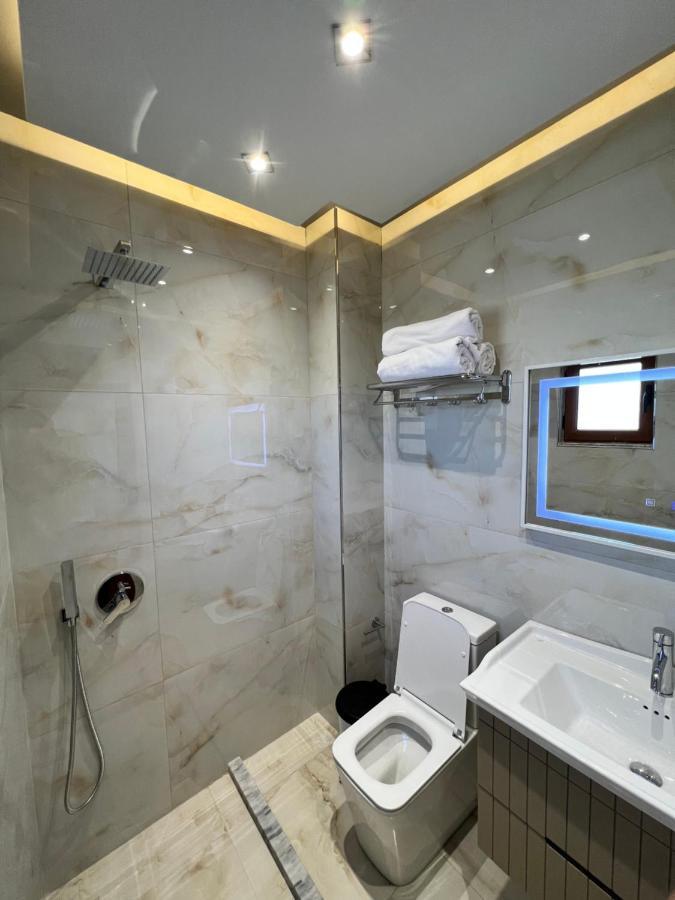 Kamberi & Hotel 2*